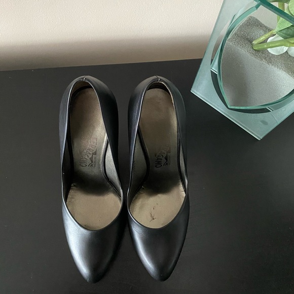**PRICE DROP** Authentic Salvatore Ferragamo Black Pumps.Size 9.5 - Picture 2 of 13